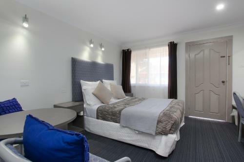 Sapphire Palms Motel