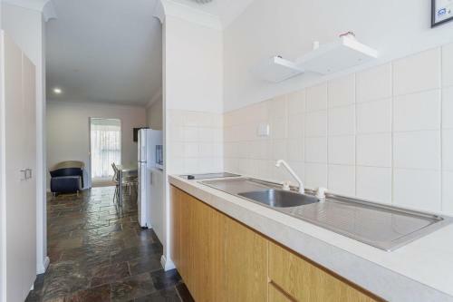 Hotel Busselton Villas And Caravan Park