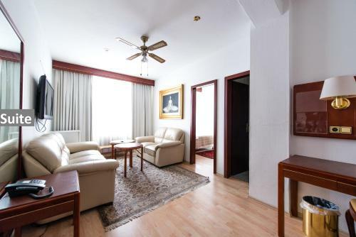 Hotel Ravel International
