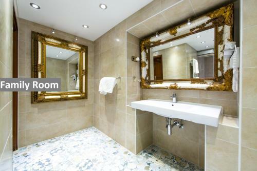 Hotel Ravel International