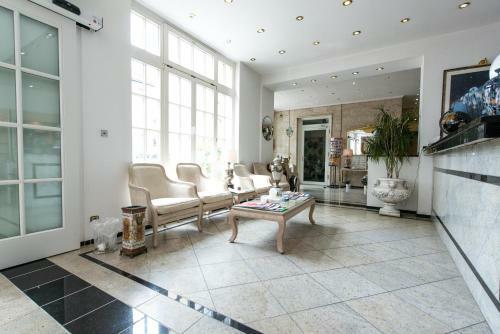 Hotel Ravel International