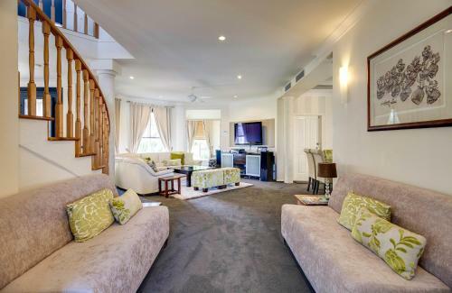 Broadbeach Waterfront Holiday House