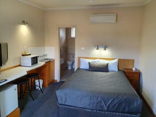 Golden Chain Tower Motor Inn