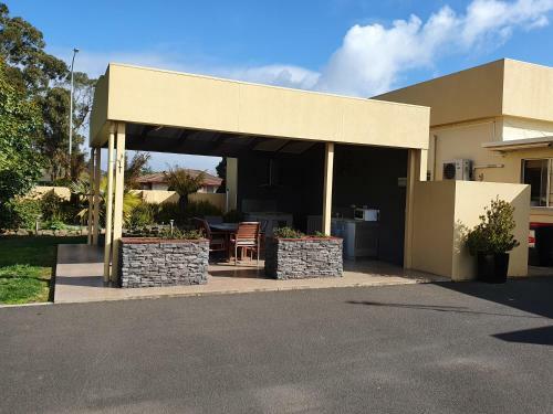 Golden Chain Tower Motor Inn