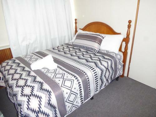 16 Crouch Street North