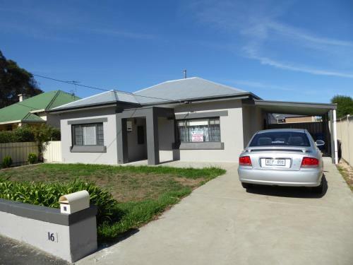 16 Crouch Street North