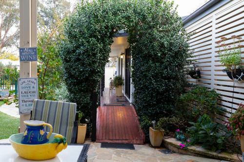 Courtsidecottage Bed And Breakfast