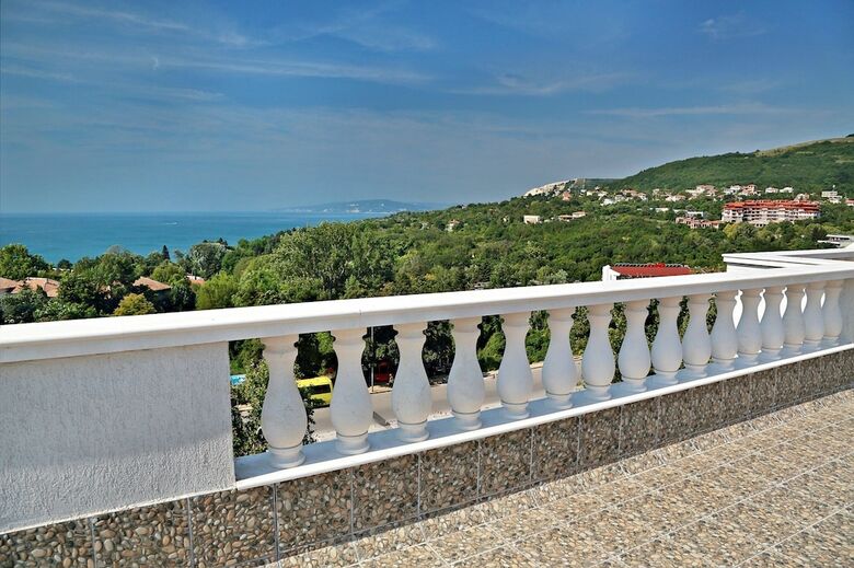 White Rock Castle Suite Hotel & Spa