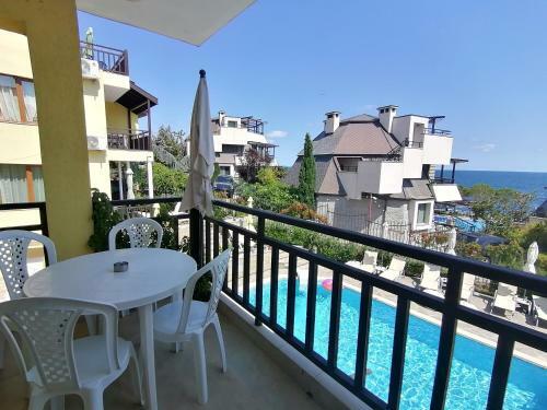 Apartments Elinor Budzhaka