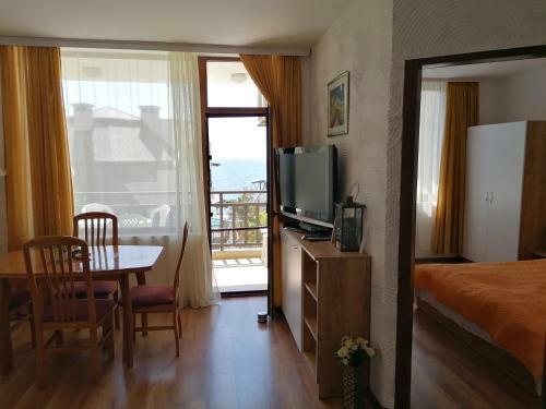 Apartments Elinor Budzhaka