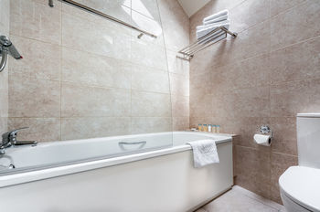 Woodenbridge Hotel & Lodge