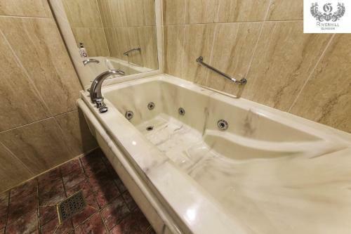 Gunsan River Hill Tourist Hotel