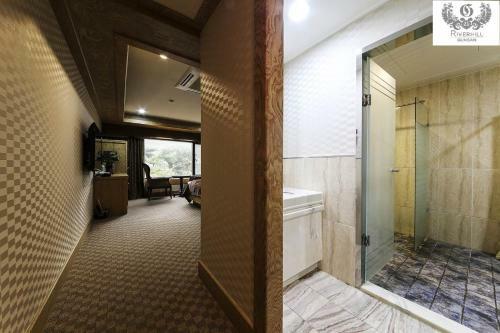 Gunsan River Hill Tourist Hotel