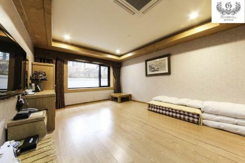 Gunsan River Hill Tourist Hotel