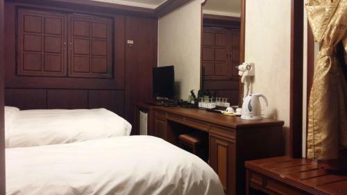 Gunsan River Hill Tourist Hotel