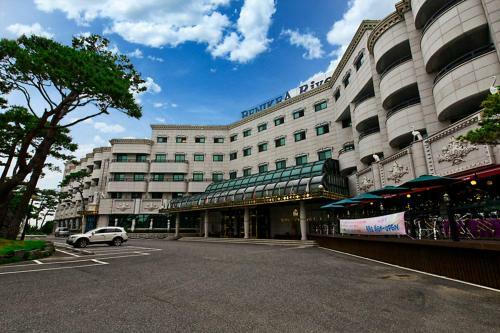 Gunsan River Hill Tourist Hotel