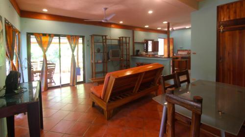 Hostal Tico Adventure Lodge