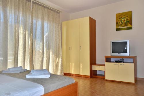 Apartments With A Parking Space Makarska - 6720