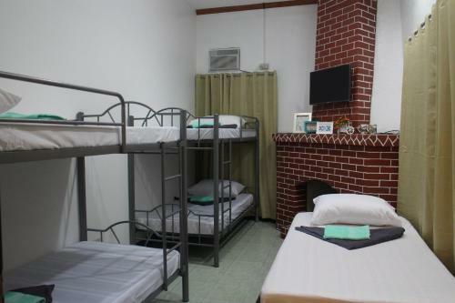 Mountain Breeze Hostel - Tagaytay Center