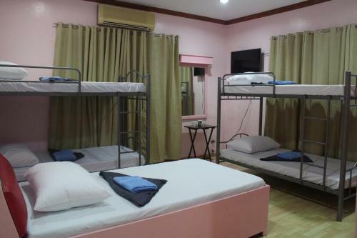 Mountain Breeze Hostel - Tagaytay Center