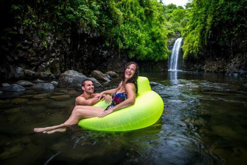 Captain Cook Cruises Fiji - Reef Endeavour