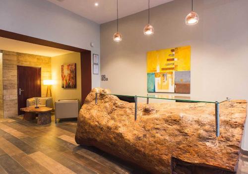 The Earl Heights Apartment Hotel