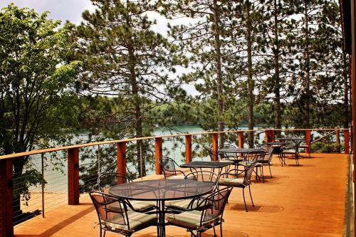 Hotel Sojourn Lakeside Resort