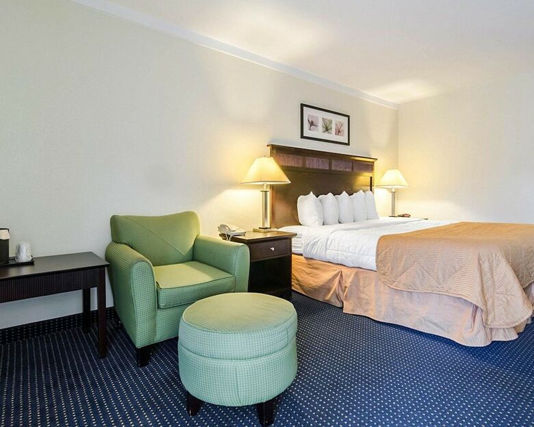 Hotel Clarion Inn & Suites