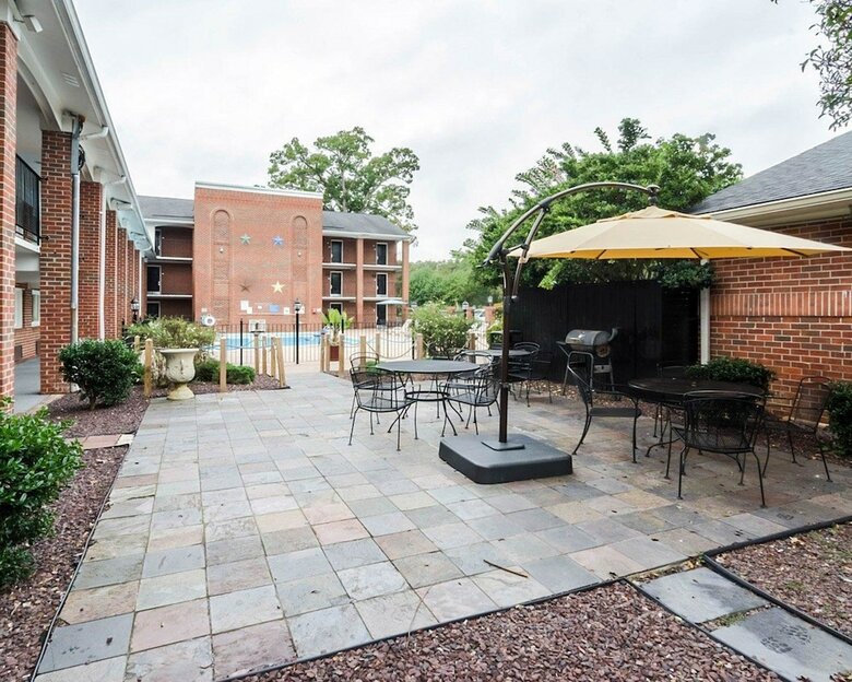 Hotel Clarion Inn & Suites