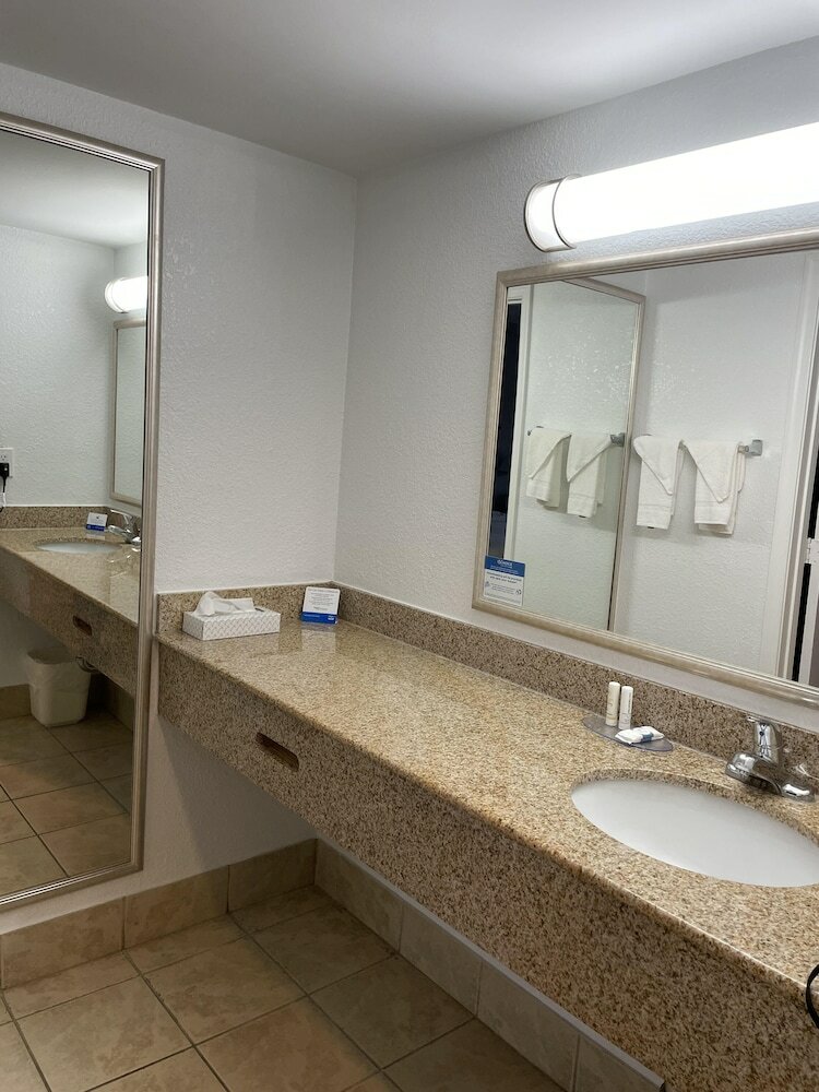 Hotel Clarion Inn & Suites
