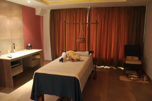 Radisson Blu Plaza Hotel Hyderabad Banjara Hills