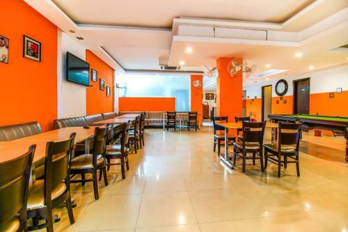 Hotel Oyo Premium Golf Course II