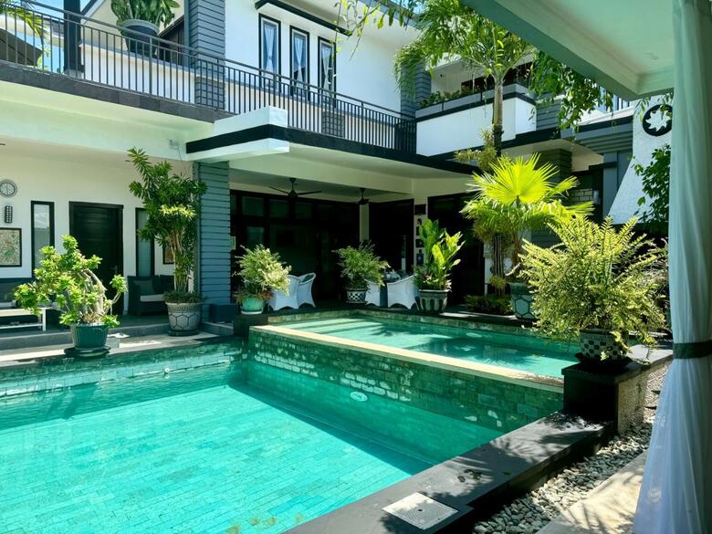 Bed & Breakfast Villa Rumah Putih Abu Abu
