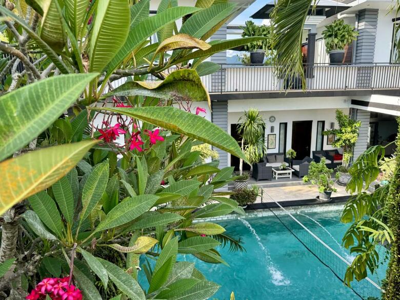 Bed & Breakfast Villa Rumah Putih Abu Abu