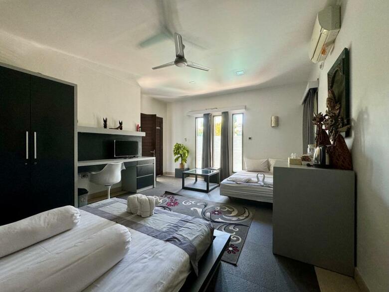 Bed & Breakfast Villa Rumah Putih Abu Abu