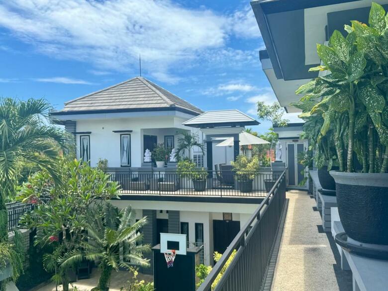 Bed & Breakfast Villa Rumah Putih Abu Abu