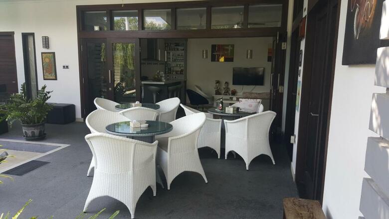 Bed & Breakfast Villa Rumah Putih Abu Abu