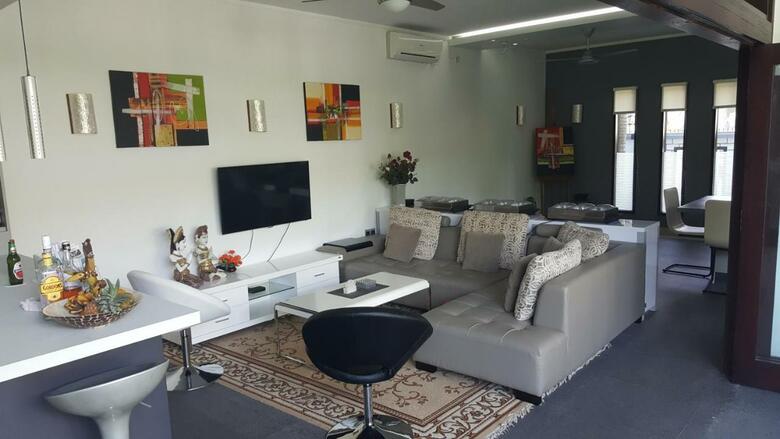 Bed & Breakfast Villa Rumah Putih Abu Abu