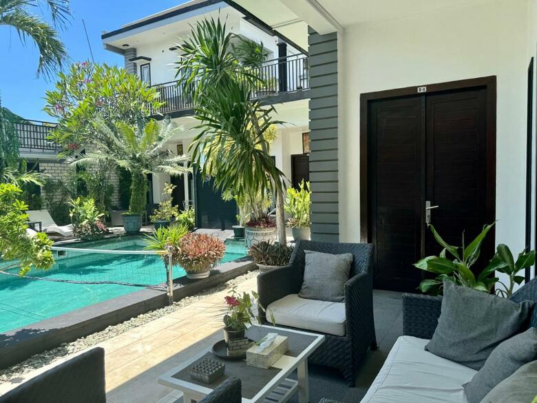 Bed & Breakfast Villa Rumah Putih Abu Abu