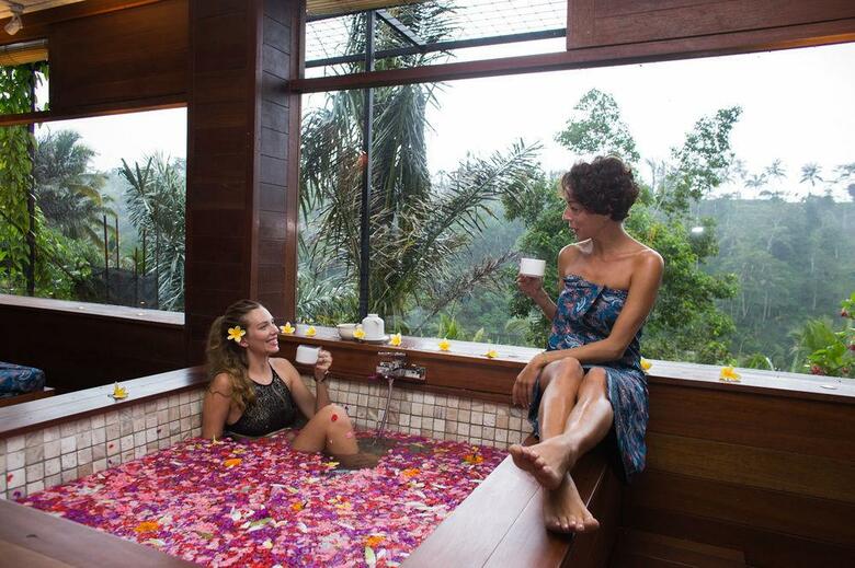 Hotel Suarapura Resort & Spa