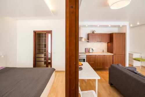 White And Bright Apartment Near Downtown