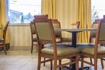Comfort Hotel & Suites