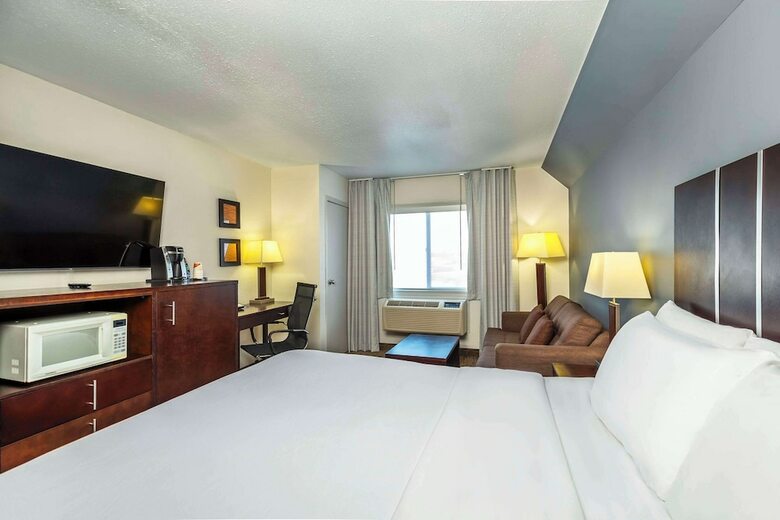 Hotel Comfort Inn And Suites