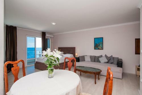 Open Sea Luxury Apartments