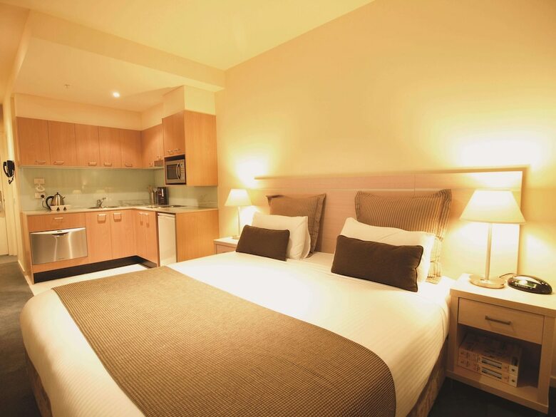 Hotel Oaks On Lonsdale