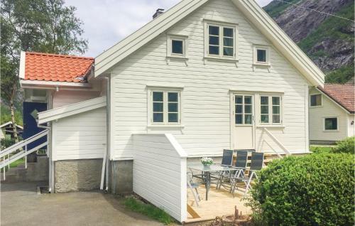Two-bedroom Holiday Home In Dirdal