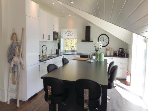 Two-bedroom Holiday Home In Strandebarm