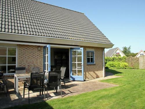 Attractive, Detached Holiday Home In Small-scale Holiday Park