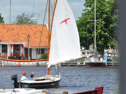 Splendid Waterfront Holiday Home In Uitwellingerga