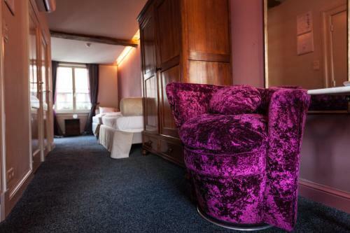 Hotel Diamonds And Pearls